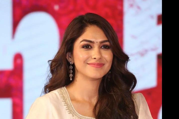 రామ్ చరణ్ పెద్దిలో మృణాల్ ఠాకూర్ ఐటం సాంగ్?